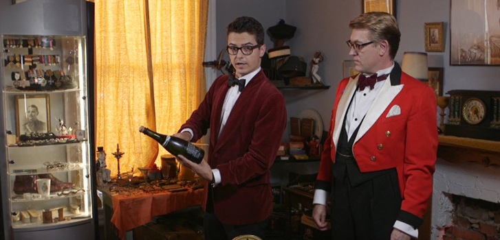 Kingsman: The Golden Circle: Tanner Zee learns how to saber a champagne bottle with style